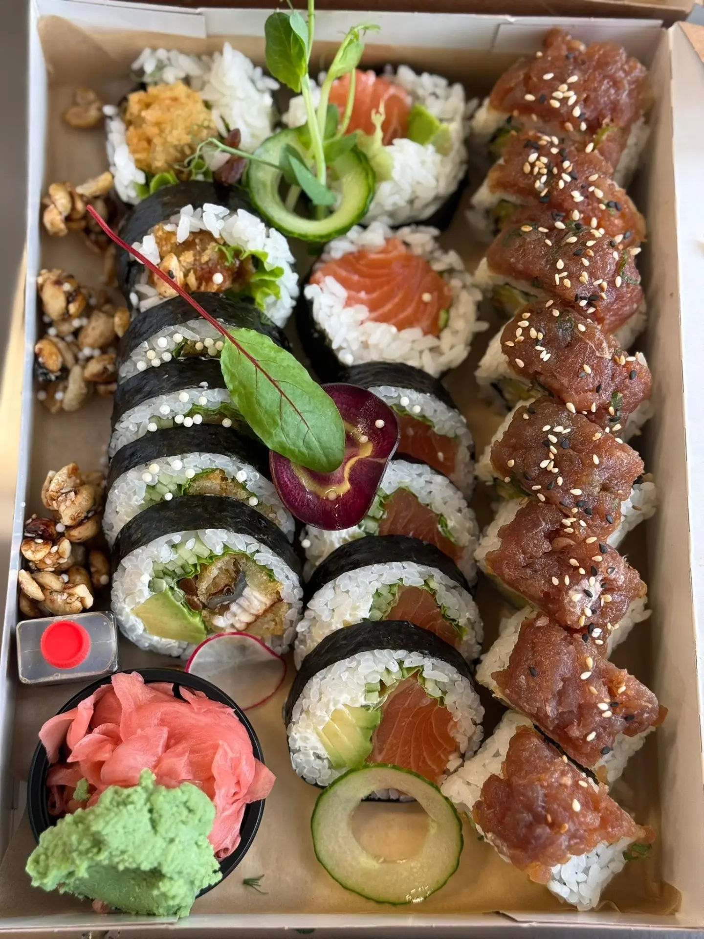 Zestaw sushi SeTi z łososiem, tuńczykiem i świeżymi dodatkami